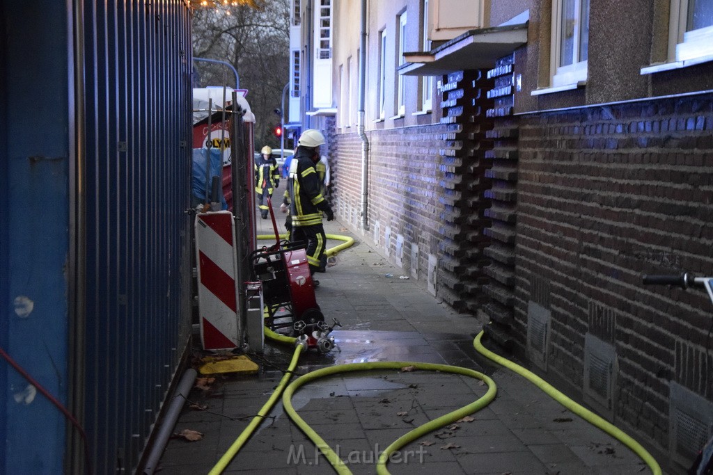 Feuer 2 Y durch Weihnachtsbaum  Koeln Ehrenfeld Alpenerstr P18.JPG - Miklos Laubert